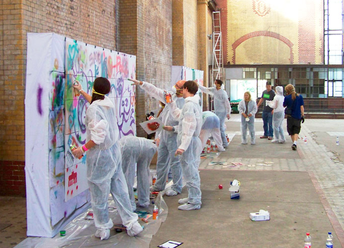 Graffiti Workshop mit Stenciltechnik an der Breaking Wall - Kraftwerk Rummelsburg